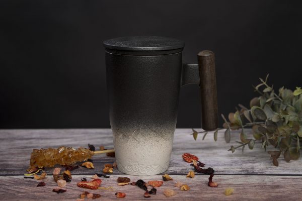 Hohe Keramik-Teetasse "Bergkette" schwarz-weiß mit Holzgriff – Bild 2