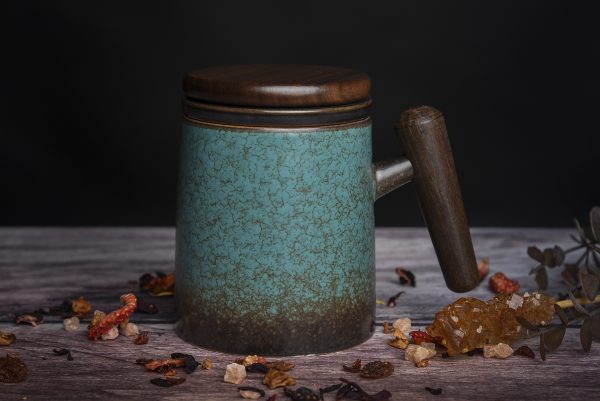 Keramik-Tasse mit Teesieb und Holzgriff